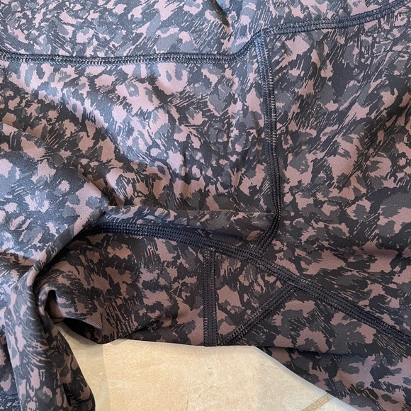 NWOT - WUNDER UNDER HIGH-RISE Wild Thing Camo - Picture 3 of 4